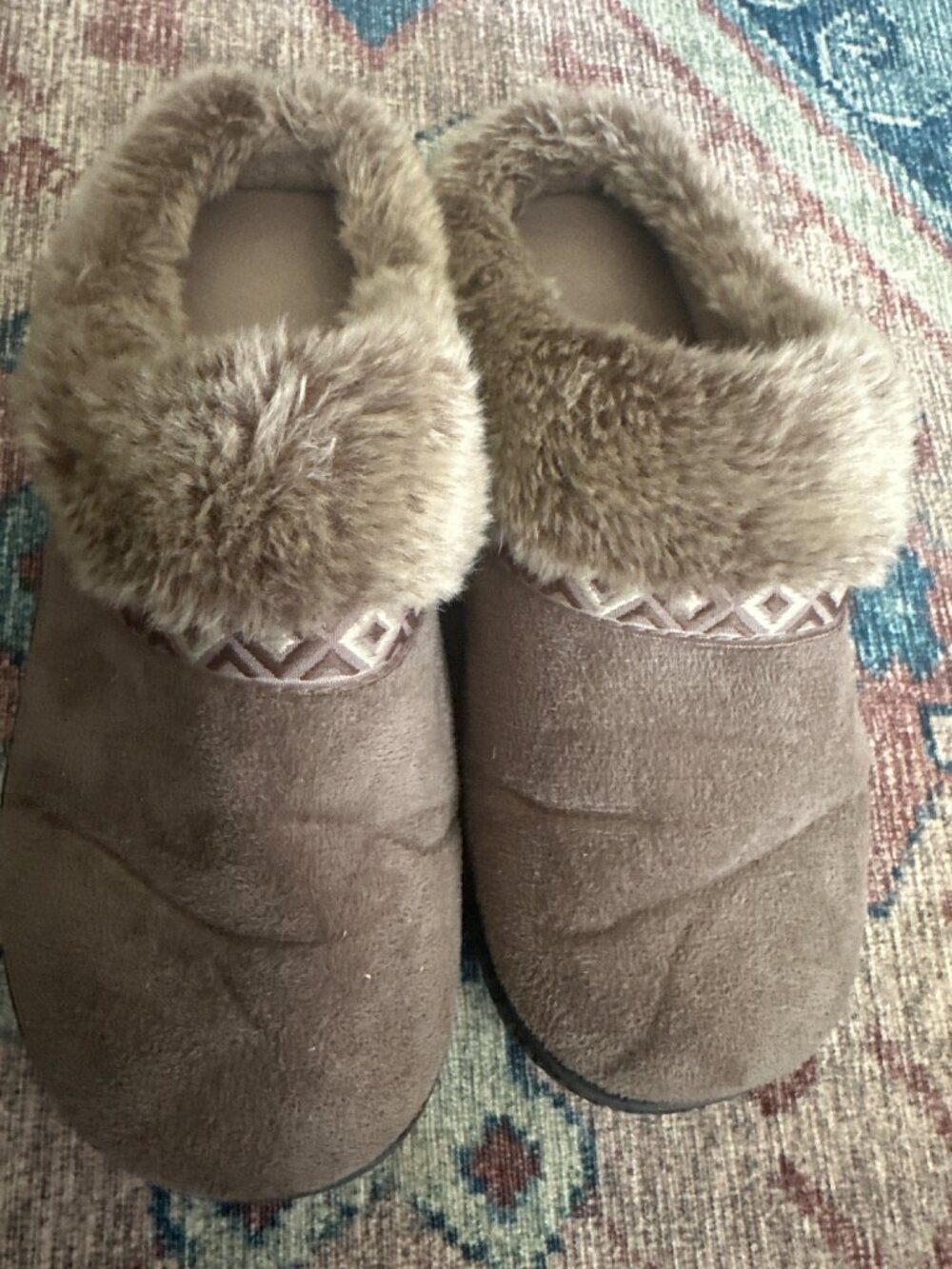 Isotoner Womens Faux Fur Trim Cozy Slippers Size 7.5-8 Brown Diamond Soft Warm